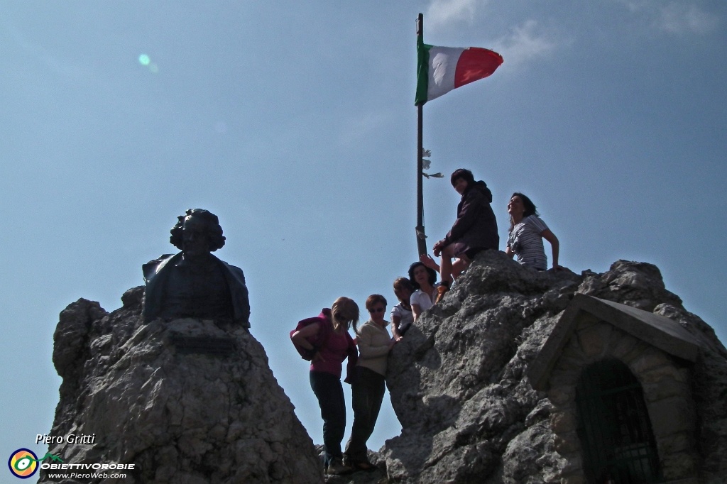 54 Il gentil sesso omaggia il tricolore....JPG